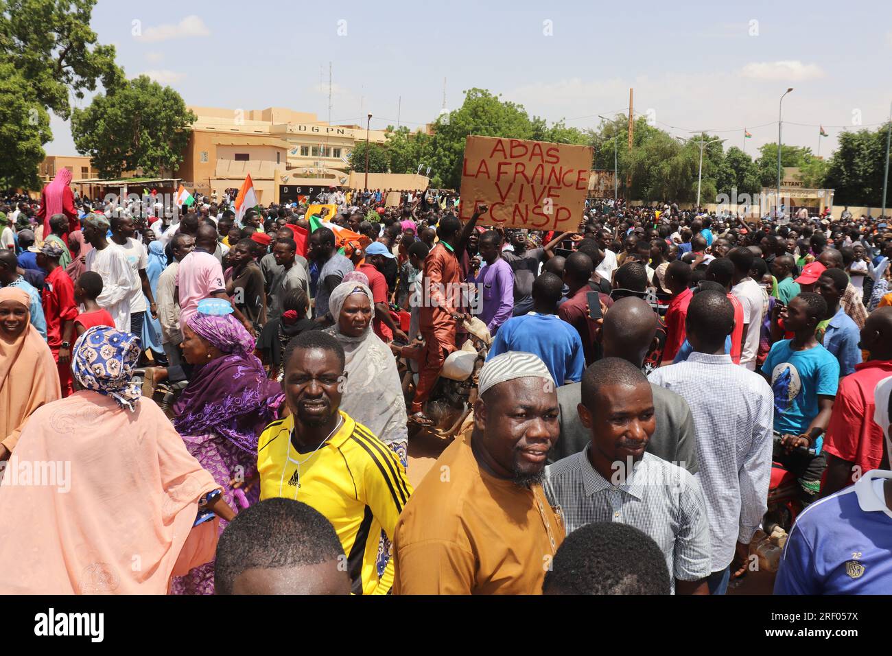 Niamey, Niger. 30 juillet 2023. Les manifestants prennent part à une marche de soutien aux comploteurs du coup d'État dans la capitale, centrée sur un panneau indiquant « à bas avec la France, vive le CNSP » (« Conseil national pour la protection de la patrie »). Après le coup d’État au Niger, des milliers de personnes ont promis leur soutien à l’armée. Crédit : Djibo Issifou/dpa/Alamy Live News Banque D'Images