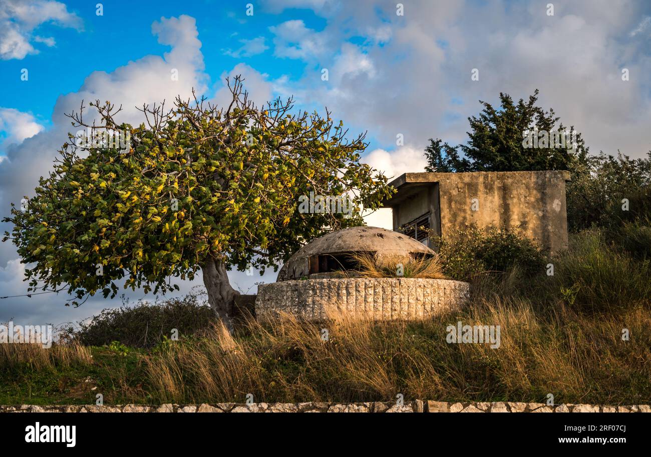 Bunker en Albanie près de la zone touristique de l'île de Zvernec dans la lagune de Narta près de Vlore Banque D'Images