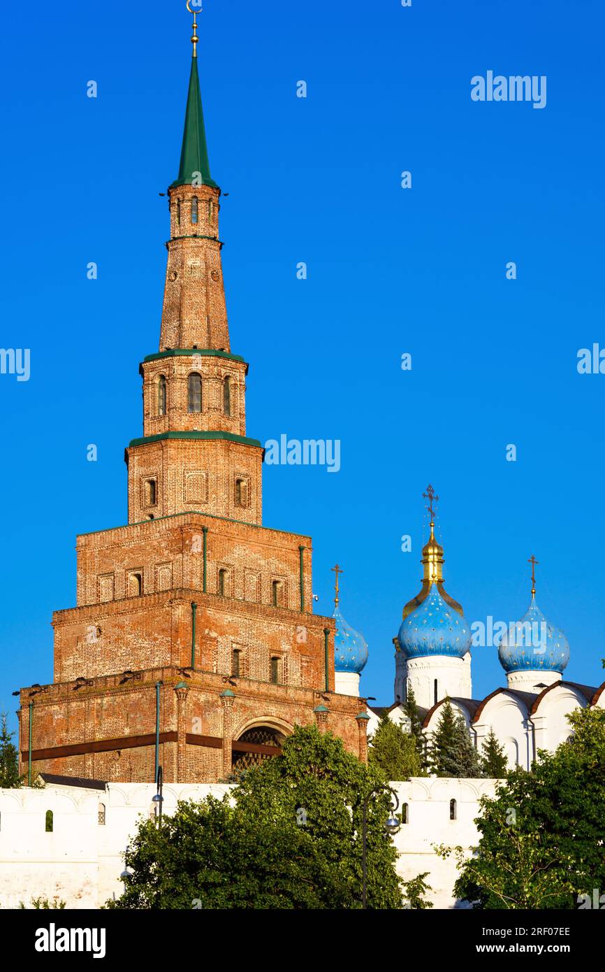Kazan Kremlin en été, Tatarstan, Russie. Vue verticale de la vieille tour Suyumbike, point de repère de la ville. Cet endroit est une attraction touristique de Kazan. Thème de h Banque D'Images