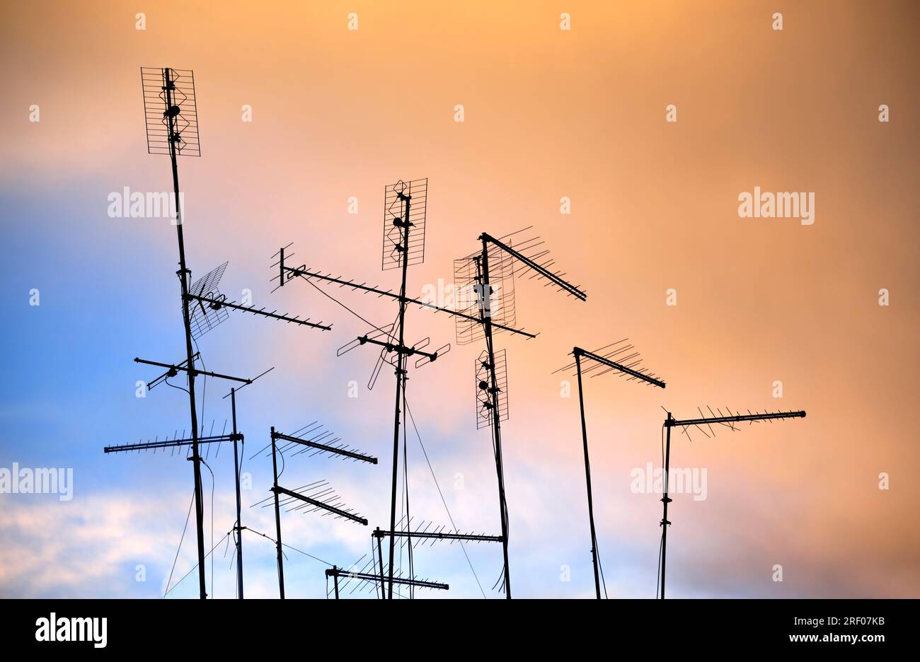 Antennes de réception de télévision sur les toits dans l'Italie historique rendu dans l'abstrait. Banque D'Images Antennes de réception de télévision sur les toits dans l'Italie historique rendu dans l'abstrait. Banque D'Images