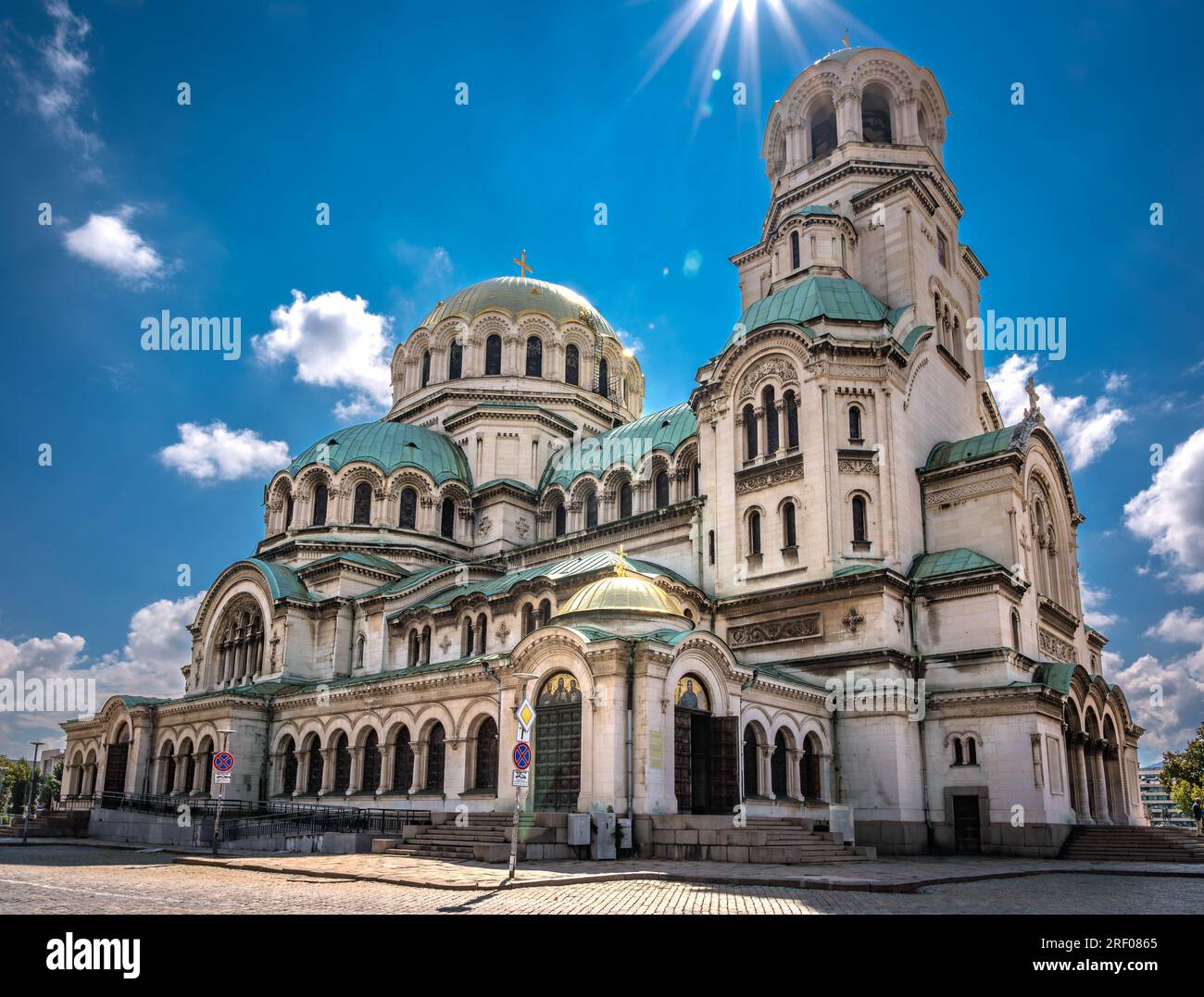 Cathédrale Alexandre Nevsky à Sofia, Bulgarie par une journée ensoleillée. Banque D'Images