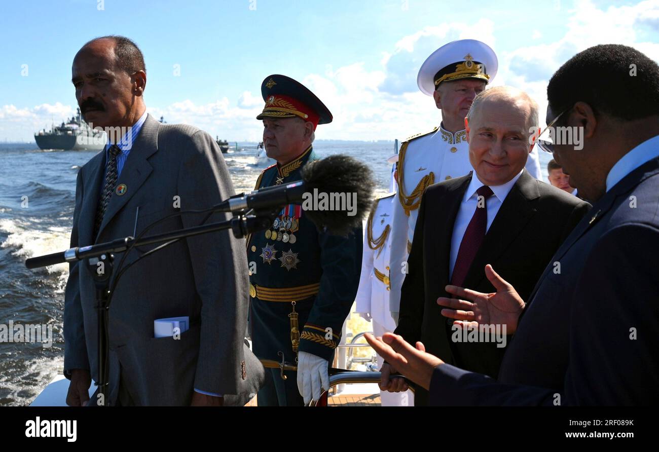 Saint-Pétersbourg, Russie. 30 juillet 2023. Le président russe Vladimir Poutine, 2e à droite, s'entretient avec le président érythréen Isaias Afwerki, à droite, lors des célébrations de la Journée de la Marine sur le cutter naval Raptor, le 30 juillet 2023 à St. Petersburg, Russie. Crédit : Alexander Kazakov/Kremlin Pool/Alamy Live News Banque D'Images