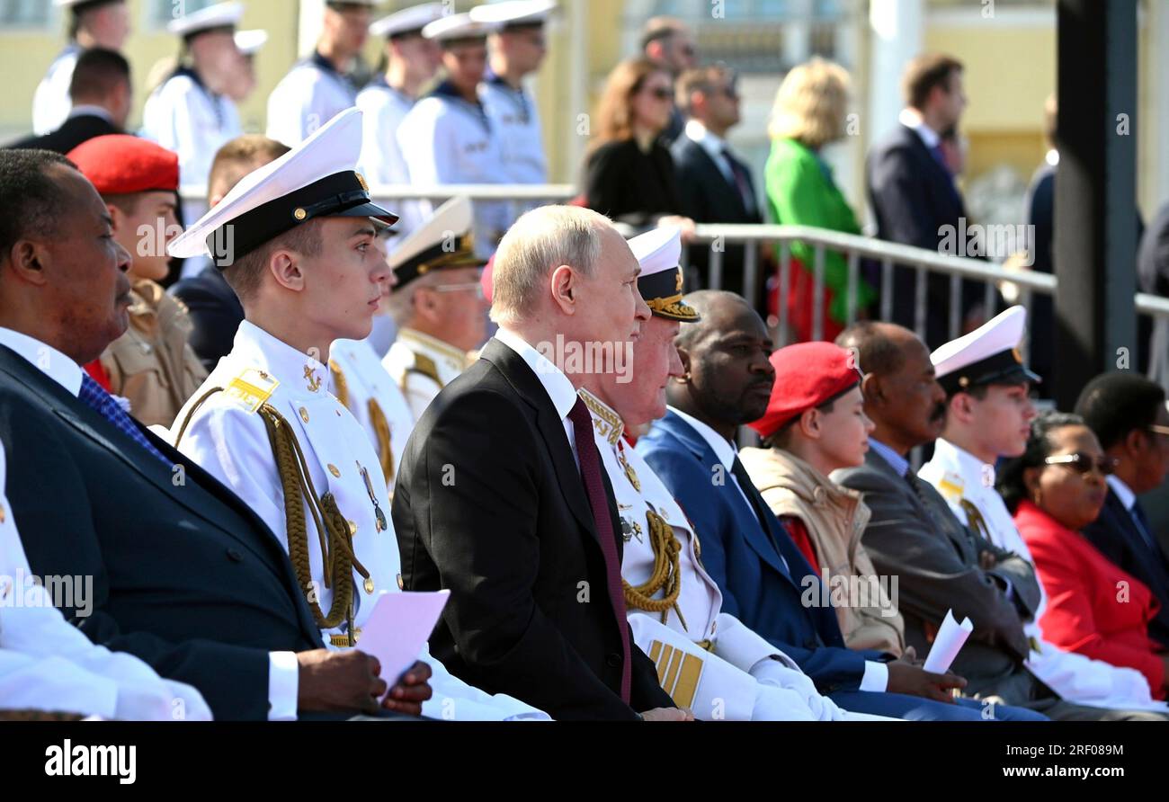 Saint-Pétersbourg, Russie. 30 juillet 2023. Le président russe Vladimir Poutine observe les marins passer devant le stand de revue lors des célébrations de la Journée de la Marine sur la place du Sénat, le 30 juillet 2023 à St. Petersburg, Russie. Crédit : Alexander Kazakov/Kremlin Pool/Alamy Live News Banque D'Images