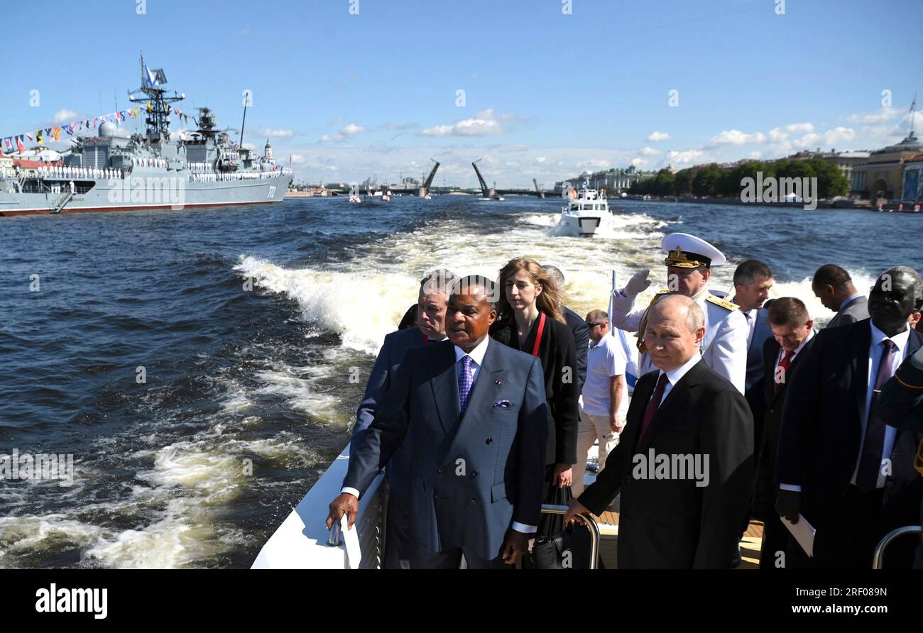 Saint-Pétersbourg, Russie. 30 juillet 2023. Le président russe Vladimir Poutine, au centre, monte dans le cutter naval Raptor avec le président congolais Denis Sassou Nguesso, à gauche, lors des célébrations de la Journée de la Marine sur la rivière Neva, le 30 juillet 2023 à St. Petersburg, Russie. Crédit : Alexander Kazakov/Kremlin Pool/Alamy Live News Banque D'Images