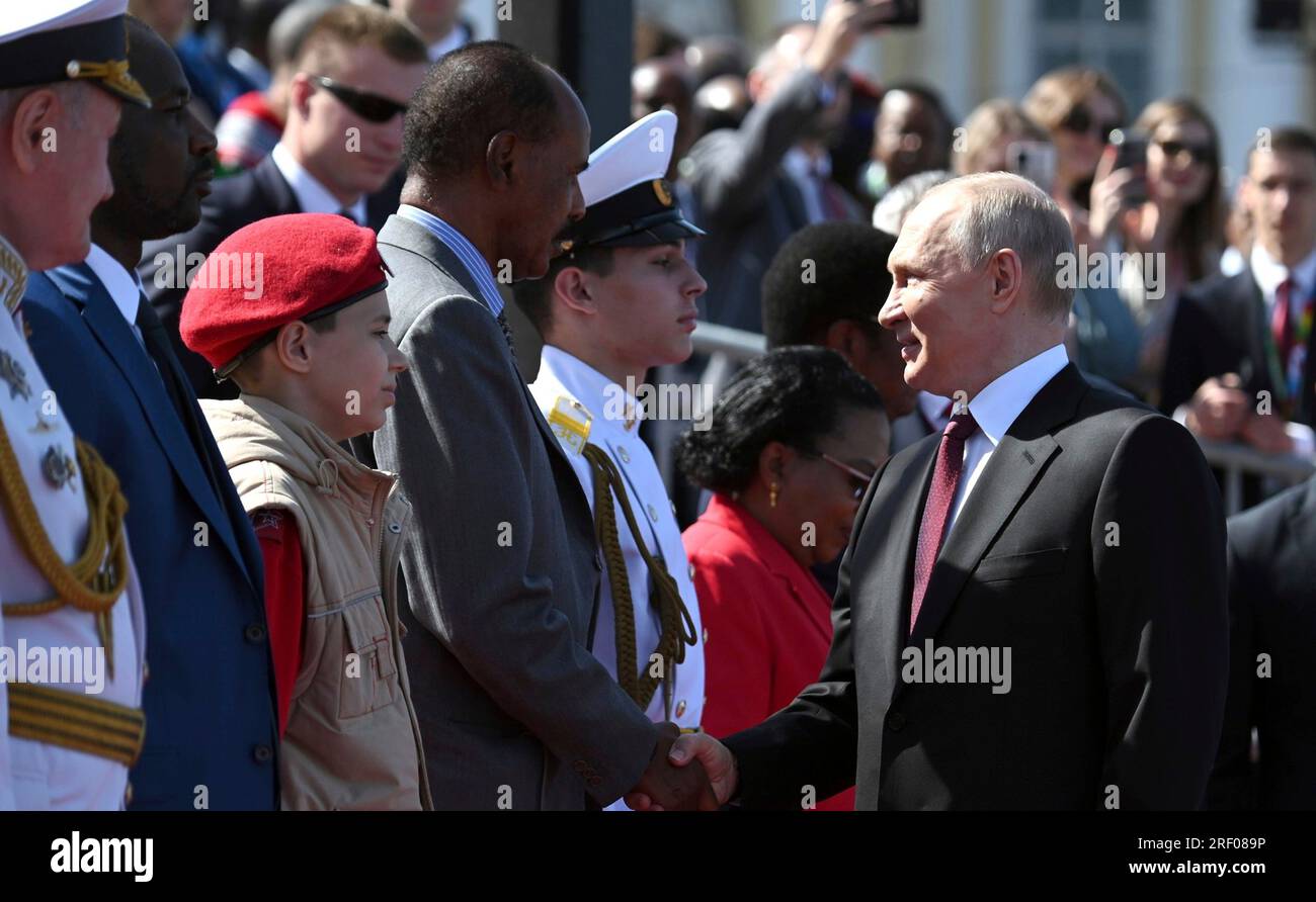 Saint-Pétersbourg, Russie. 30 juillet 2023. Le président russe Vladimir Poutine, à droite, accueille le président érythréen Isaias Afwerki, à gauche, lors des célébrations de la Journée de la Marine, le 30 juillet 2023 à St. Petersburg, Russie. Crédit : Alexander Kazakov/Kremlin Pool/Alamy Live News Banque D'Images