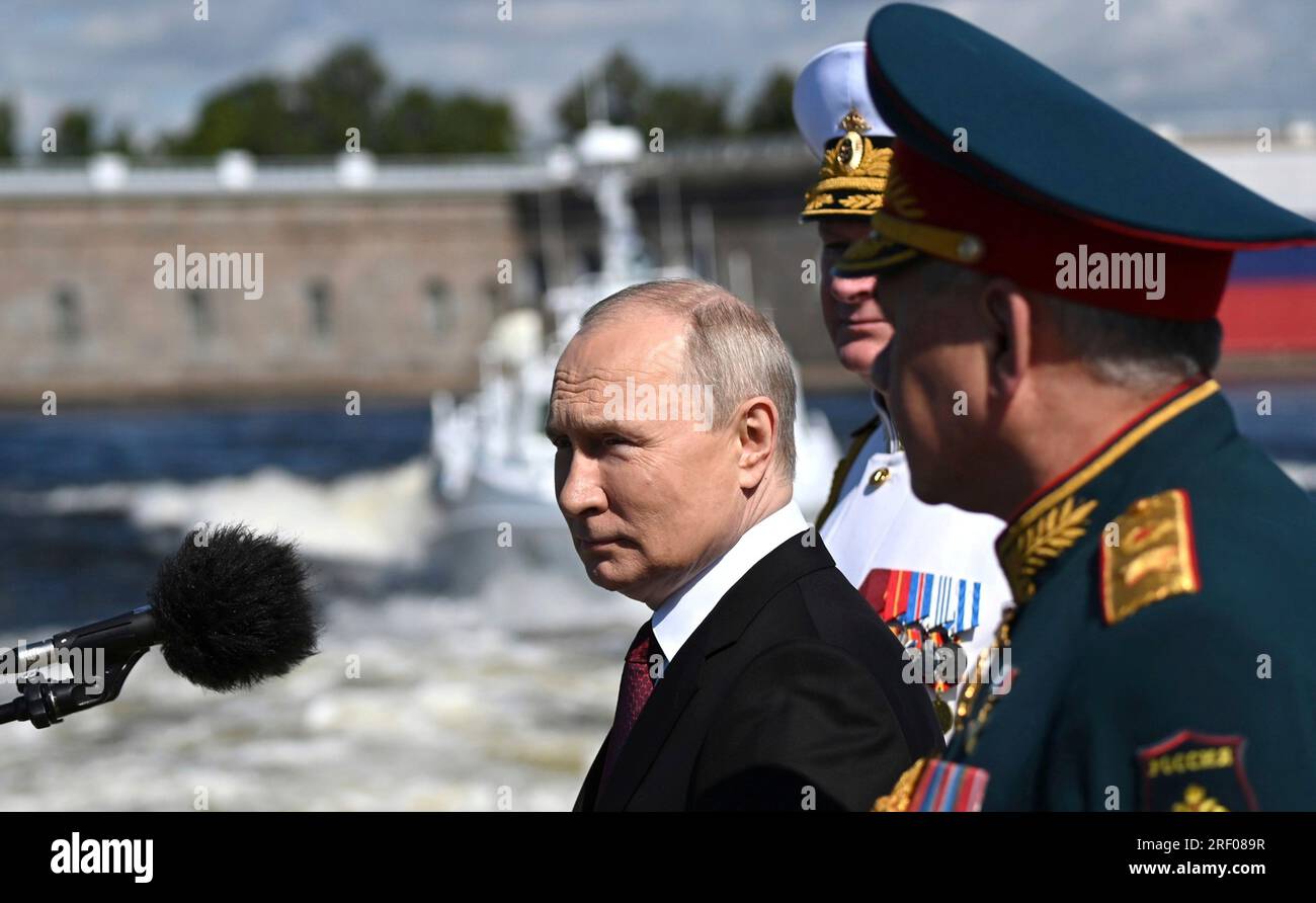 Saint-Pétersbourg, Russie. 30 juillet 2023. Le président russe Vladimir Poutine, à gauche, passe en revue le défilé des navires de la marine accompagné par le ministre russe de la Défense Sergei Shoigu, à droite, et le commandant naval Nikolai Yevmenov, au centre, à bord du navire de coupe Raptor sur la rivière Neva, le 30 juillet 2023 à St. Petersburg, Russie. Crédit : Alexander Kazakov/Kremlin Pool/Alamy Live News Banque D'Images