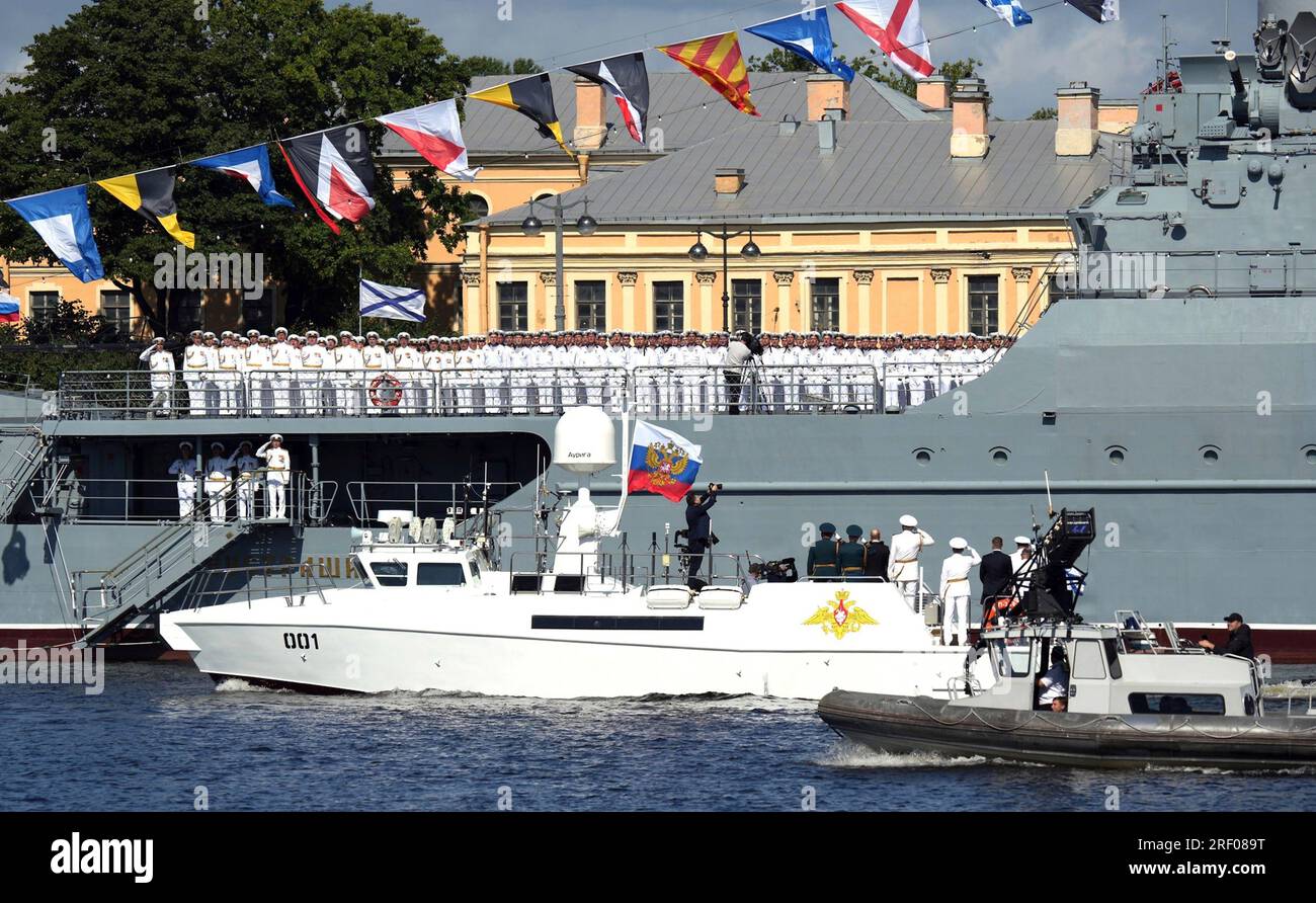 Saint-Pétersbourg, Russie. 30 juillet 2023. Le président russe Vladimir Poutine, au centre, passe en revue le défilé des navires de la marine accompagné par le ministre russe de la Défense Sergei Shoigu, à gauche, et le commandant naval Nikolai Yevmenov, à droite, à bord du navire de coupe Raptor sur la rivière Neva, le 30 juillet 2023 à St. Petersburg, Russie. Crédit : Alexander Kazakov/Kremlin Pool/Alamy Live News Banque D'Images