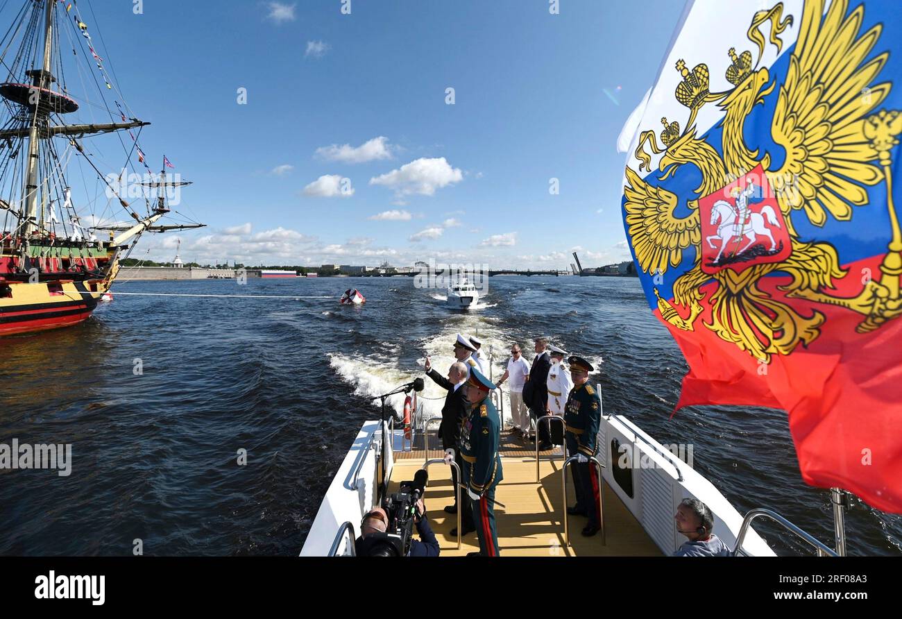 Saint-Pétersbourg, Russie. 30 juillet 2023. Le président russe Vladimir Poutine, au centre, passe en revue le défilé des navires de la marine accompagné par le ministre russe de la Défense Sergei Shoigu, à gauche, et le commandant naval Nikolai Yevmenov, à droite, à bord du navire de coupe Raptor sur la rivière Neva, le 30 juillet 2023 à St. Petersburg, Russie. Crédit : Alexander Kazakov/Kremlin Pool/Alamy Live News Banque D'Images