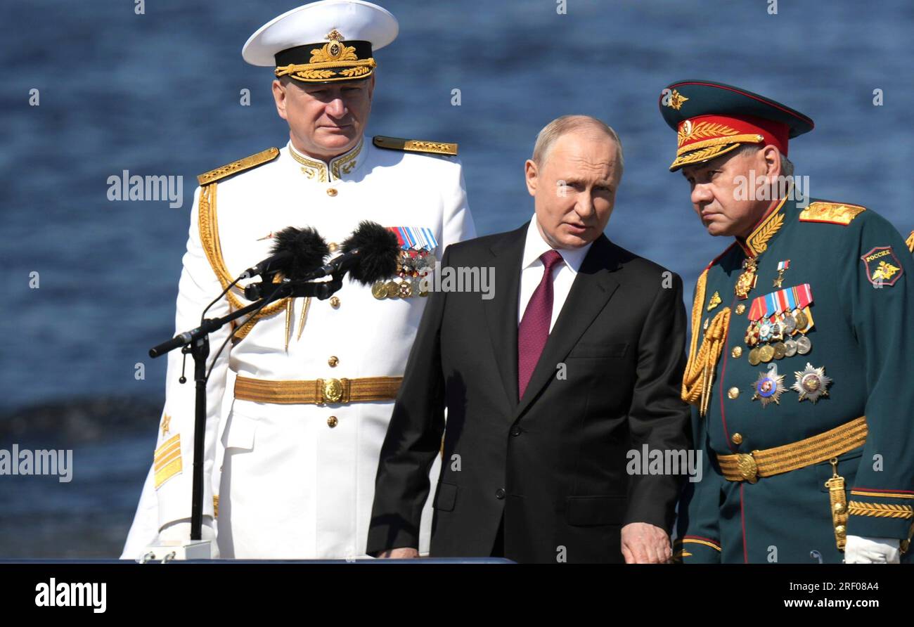 Saint-Pétersbourg, Russie. 30 juillet 2023. Le président russe Vladimir Poutine, au centre, passe en revue le défilé des navires de la marine accompagné par le ministre russe de la Défense Sergei Shoigu, à droite, et le commandant naval Nikolai Yevmenov, à gauche, à bord du navire de coupe Raptor sur la rivière Neva, le 30 juillet 2023 à St. Petersburg, Russie. Crédit : Alexander Kazakov/Kremlin Pool/Alamy Live News Banque D'Images