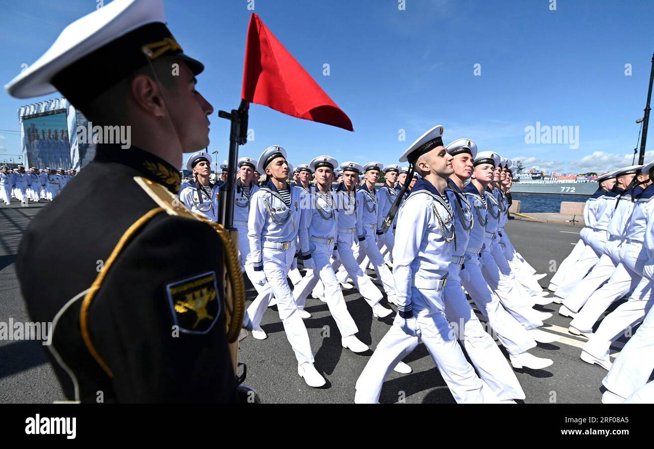 Saint-Pétersbourg, Russie. 30 juillet 2023. Les marins russes défilent devant le stand de revue lors des célébrations de la Journée de la Marine sur la place du Sénat, le 30 juillet 2023 à St. Petersburg, Russie. Crédit : Alexander Kazakov/Kremlin Pool/Alamy Live News Banque D'Images