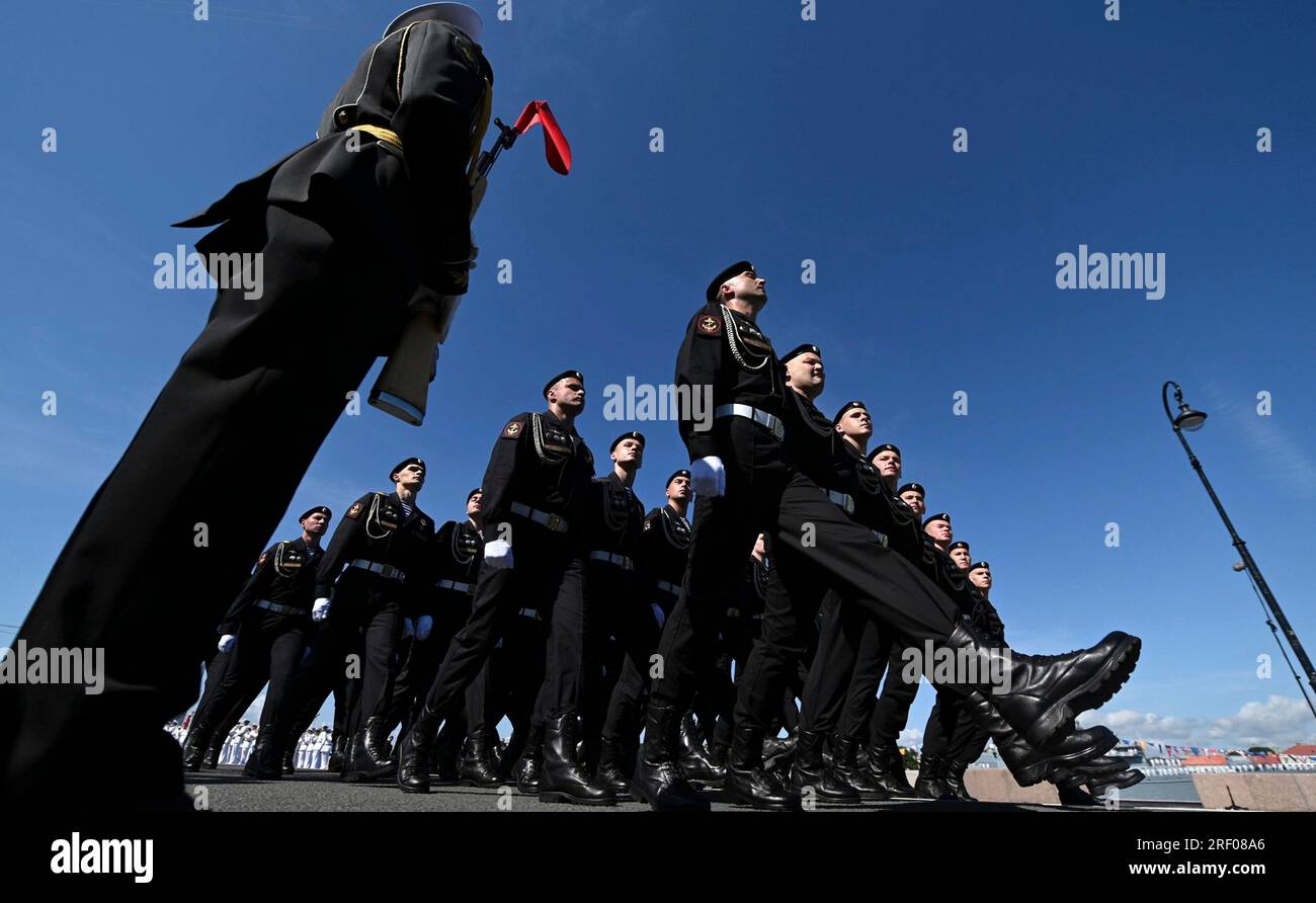 Saint-Pétersbourg, Russie. 30 juillet 2023. Les marins de l'infanterie de marine russe défilent devant le stand d'examen lors des célébrations de la Journée de la Marine sur la place du Sénat, le 30 juillet 2023 à St. Petersburg, Russie. Crédit : Alexander Kazakov/Kremlin Pool/Alamy Live News Banque D'Images