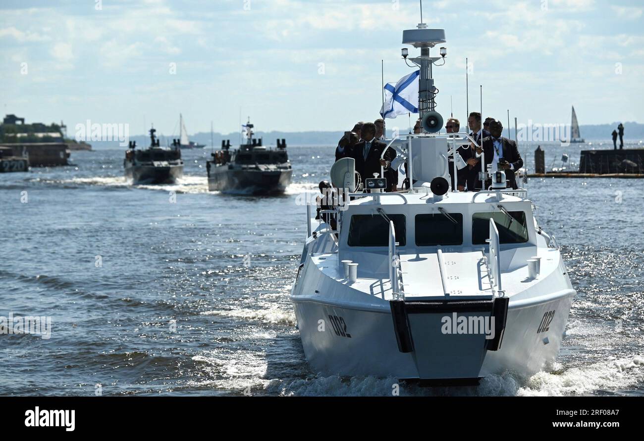 Saint-Pétersbourg, Russie. 30 juillet 2023. Le président russe Vladimir Poutine monte à bord du chalumeau Raptor avec les dirigeants africains lors des célébrations de la Journée de la Marine sur la rivière Neva, le 30 juillet 2023 à St. Petersburg, Russie. Crédit : Alexander Kazakov/Kremlin Pool/Alamy Live News Banque D'Images