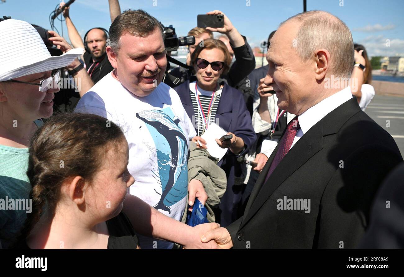 Saint-Pétersbourg, Russie. 30 juillet 2023. Le président russe Vladimir Poutine, à droite, salue Vadim Gorelov, père d'une famille nombreuse de Magadan, qui a reçu l'ordre de la gloire parentale sur la place du Sénat, le 30 juillet 2023 à St. Petersburg, Russie. Crédit : Alexander Kazakov/Kremlin Pool/Alamy Live News Banque D'Images