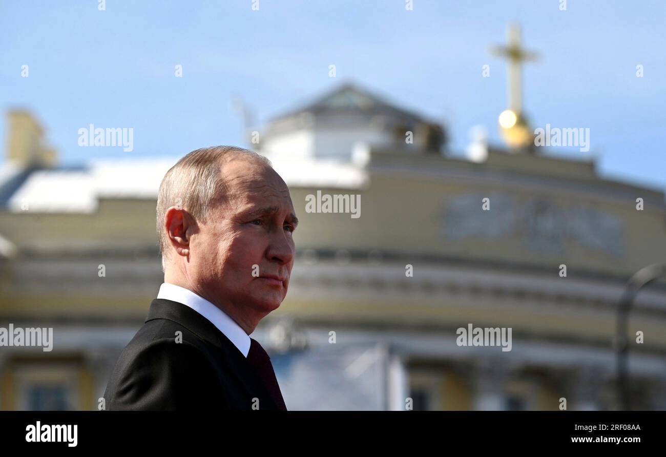 Saint-Pétersbourg, Russie. 30 juillet 2023. Le président russe Vladimir Poutine observe les marins passer devant le stand de revue lors des célébrations de la Journée de la Marine sur la place du Sénat, le 30 juillet 2023 à St. Petersburg, Russie. Crédit : Alexander Kazakov/Kremlin Pool/Alamy Live News Banque D'Images