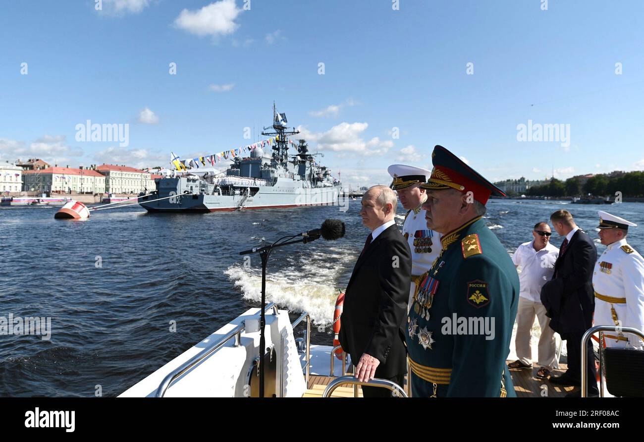 Saint-Pétersbourg, Russie. 30 juillet 2023. Le président russe Vladimir Poutine, à gauche, passe en revue le défilé des navires de la marine accompagné par le ministre russe de la Défense Sergei Shoigu, à droite, et le commandant naval Nikolai Yevmenov, au centre, du cutter naval Raptor sur la rivière Neva, le 30 juillet 2023 à St. Petersburg, Russie. Crédit : Alexander Kazakov/Kremlin Pool/Alamy Live News Banque D'Images