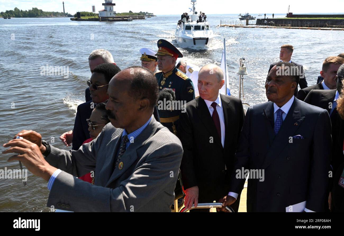 Saint-Pétersbourg, Russie. 30 juillet 2023. Le président russe Vladimir Poutine, au centre, roule dans le navire de coupe Raptor avec le président congolais Denis Sassou Nguesso, à droite, et le président érythréen Isaias Afwerki, à gauche, lors des célébrations de la Journée de la Marine sur la rivière Neva, le 30 juillet 2023 à St. Petersburg, Russie. Crédit : Alexander Kazakov/Kremlin Pool/Alamy Live News Banque D'Images