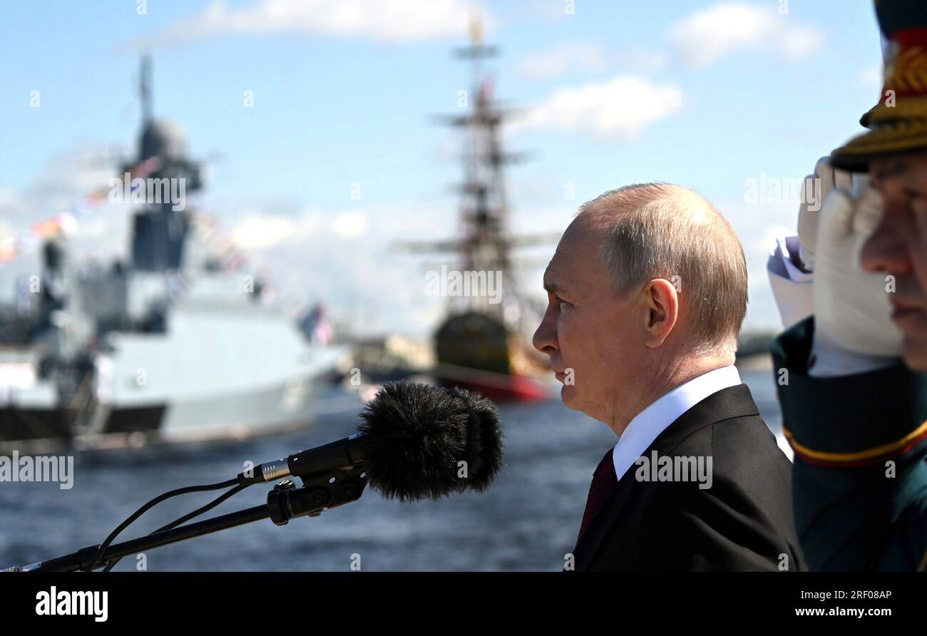 Saint-Pétersbourg, Russie. 30 juillet 2023. Le président russe Vladimir Poutine, au centre, passe en revue le défilé des navires de la marine accompagné par le ministre russe de la Défense Sergei Shoigu, à droite, à bord du cutter naval Raptor sur la rivière Neva, le 30 juillet 2023 à St. Petersburg, Russie. Crédit : Alexander Kazakov/Kremlin Pool/Alamy Live News Banque D'Images