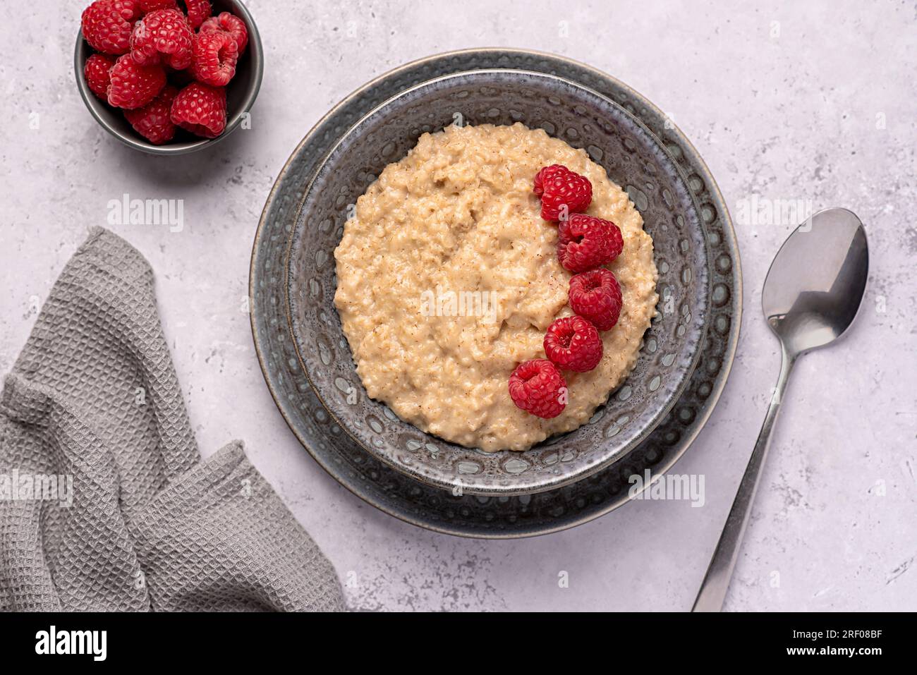 Photographie alimentaire de flocons d'avoine, porridge, framboise, fibre, mûre, végétalien, grains entiers, style de vie, plat, baie, fait maison Banque D'Images