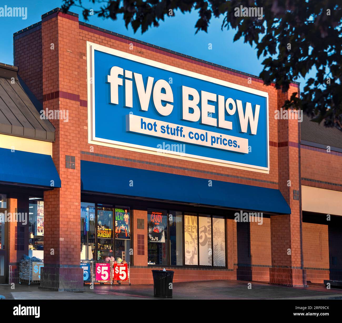 Springfield, Missouri - 1 novembre 2019 : Five Below Inc. Est une chaîne américaine de magasins de rabais vendant des produits jusqu'à 10 $. Banque D'Images