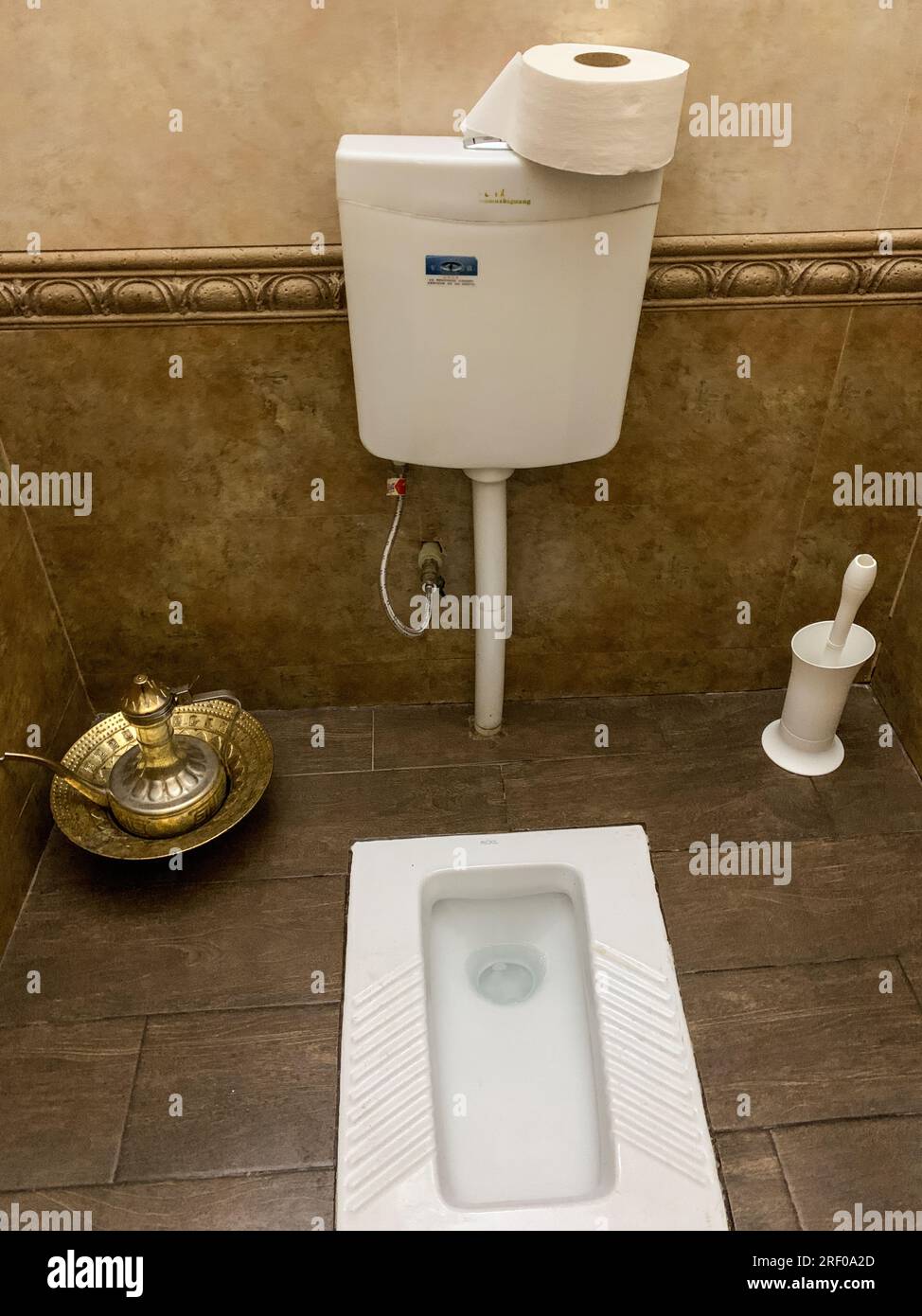 Kazakhstan, Almaty. Turc ou squat toliet. Notez Ewer of Water pour ceux qui préfèrent se laver plutôt que d'essuyer avec du papier toilette. Banque D'Images