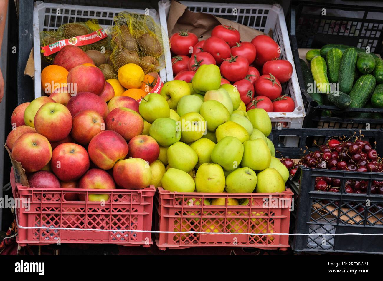 Kazakhstan, Bayseit. Scène du marché : pommes, cerises, tomates, concombres Banque D'Images