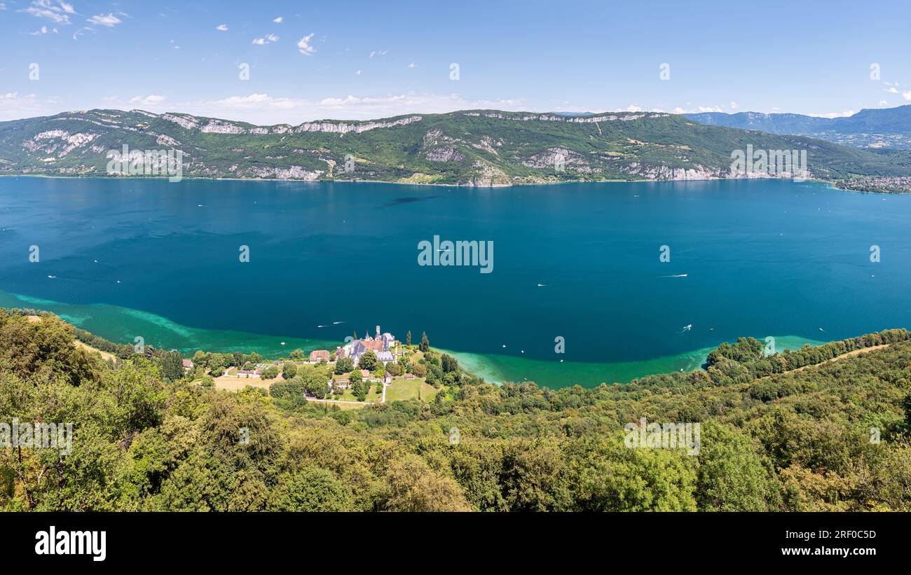 Vue panoramique sur le lac du Bourget depuis le Belvédère d'Ontex (belvédère d'Ontex) sur les hauteurs de l'abbaye de Hautecombe dans le département de la Savoie, sou Banque D'Images
