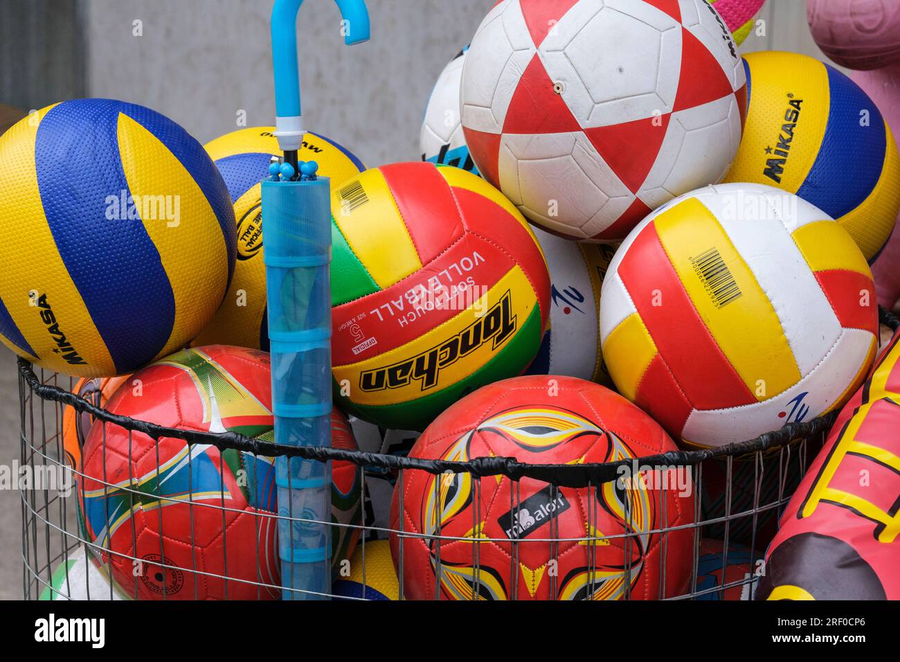 Kazakhstan, Bayseit. Ballons de football et autres ballons à vendre sur le marché. Banque D'Images