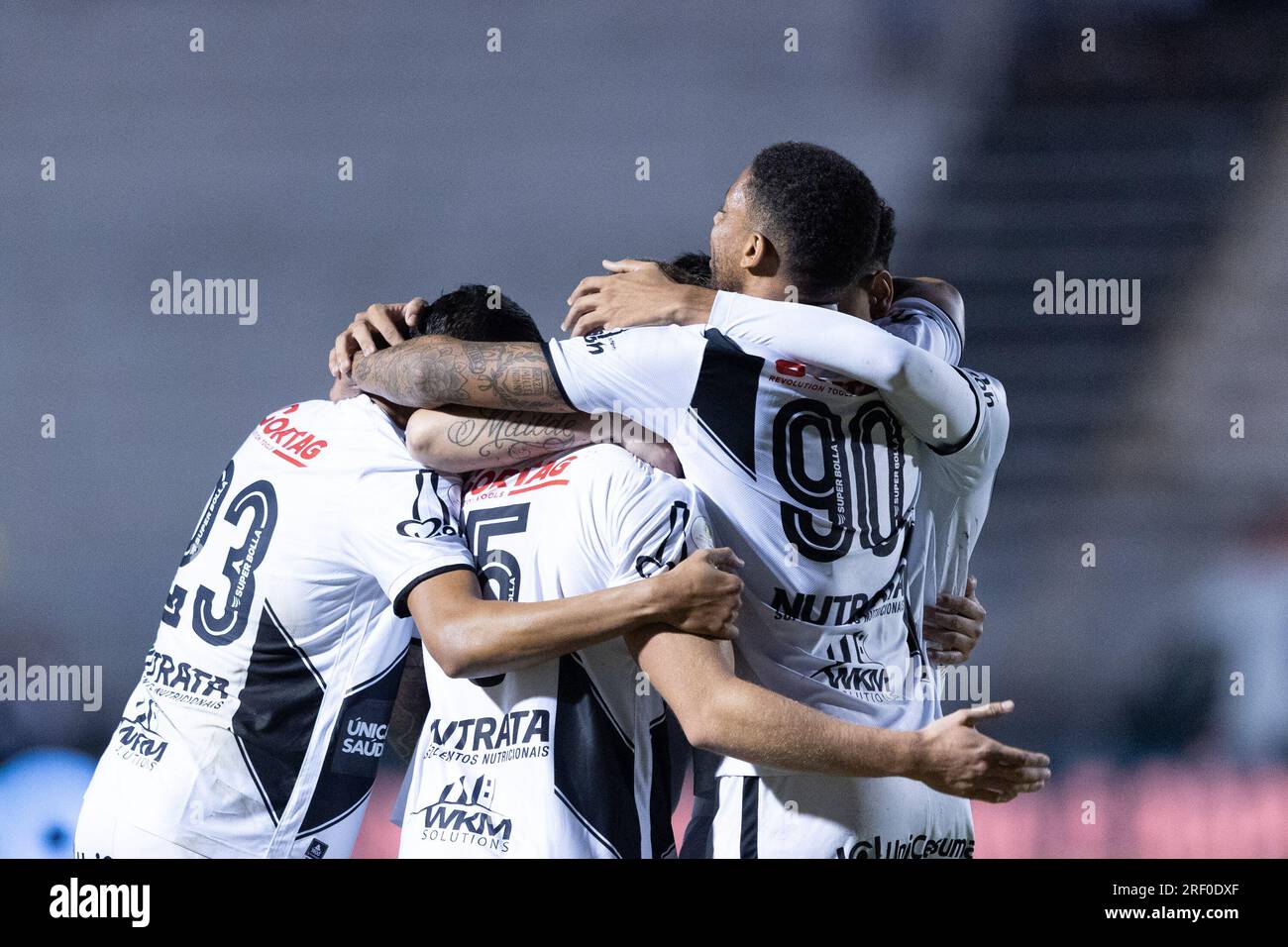 Campinas, Brésil. 30 juillet 2023. SP - CAMPINAS - 07/30/2023 - BRASILEIRO B 2023, PONTE PRETA X VITORIA - Leo Naldi Ponte Preta joueur célèbre son but lors d'un match contre Vitoria au stade Moises Lucarelli pour le championnat brésilien B 2023. Photo : Diogo Reis/AGIF/Sipa USA crédit : SIPA US/Alamy Live News Banque D'Images