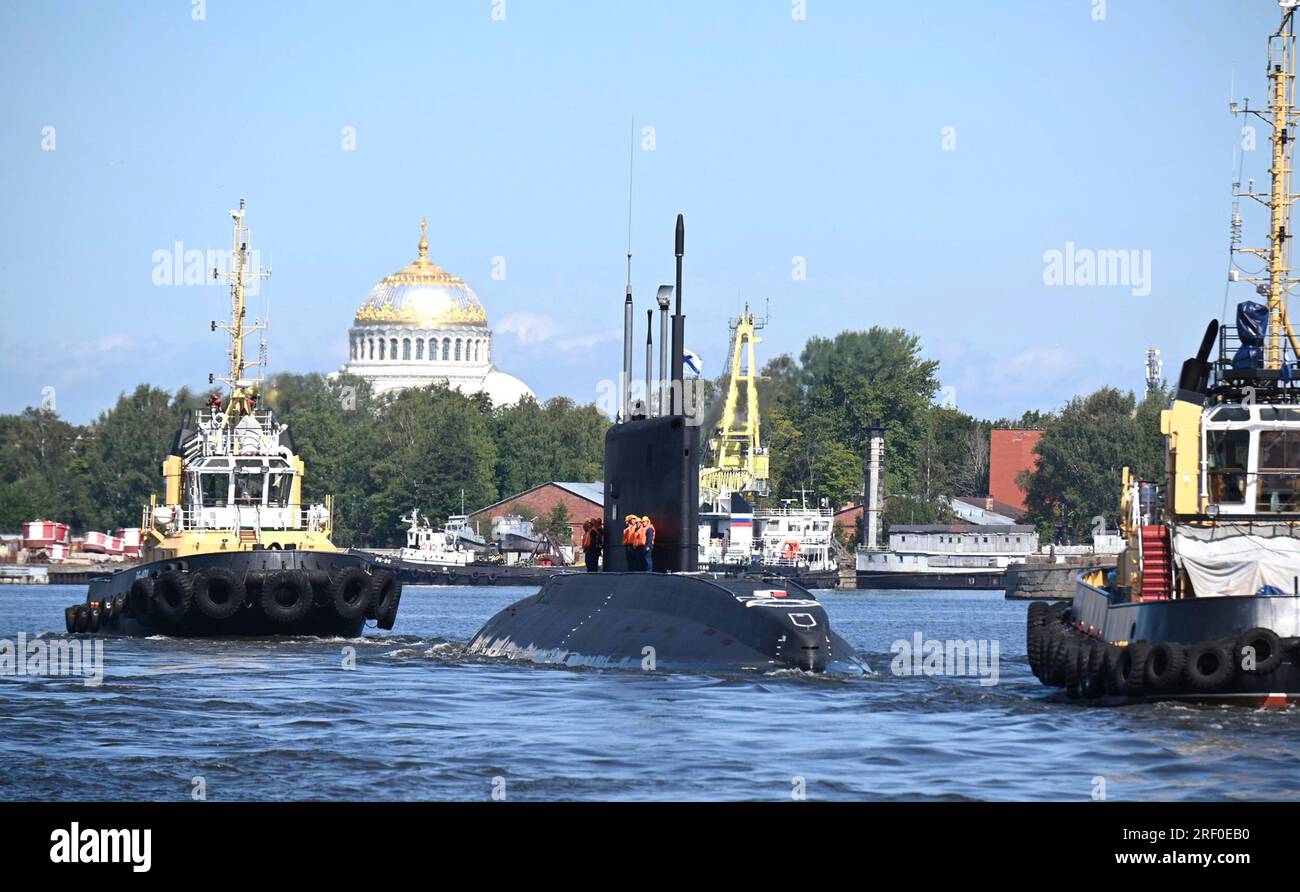 Saint-Pétersbourg, Russie. 30 juillet 2023. Le sous-marin diesel-électrique Ufa navigue lors du défilé de la Journée de la marine russe dans le golfe de Finlande, le 30 juillet 2023 à St. Petersburg, Russie. Crédit : Alexander Kazakov/Kremlin Pool/Alamy Live News Banque D'Images