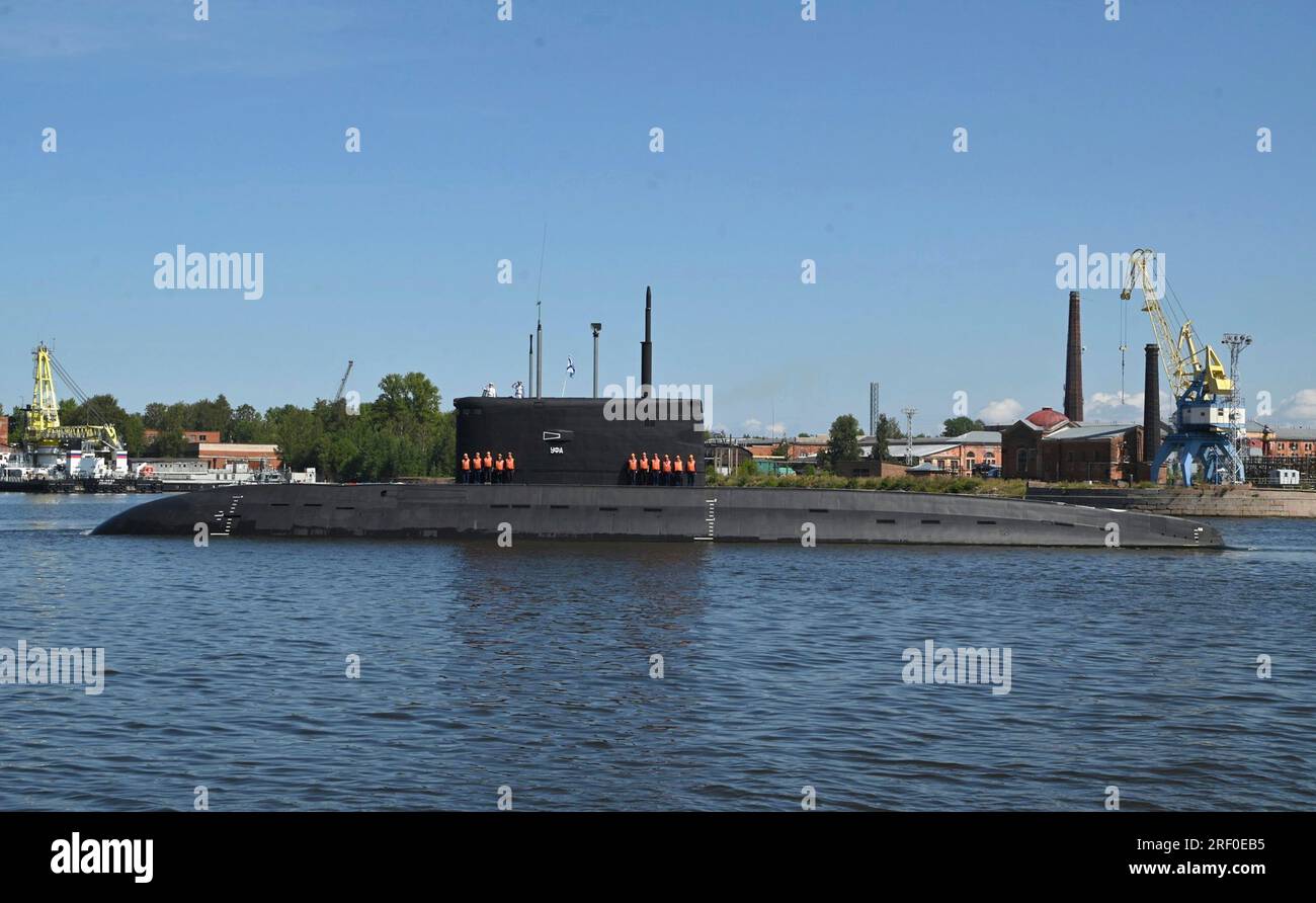 Saint-Pétersbourg, Russie. 30 juillet 2023. Le sous-marin diesel-électrique Ufa navigue lors du défilé de la Journée de la marine russe dans le golfe de Finlande, le 30 juillet 2023 à St. Petersburg, Russie. Crédit : Alexander Kazakov/Kremlin Pool/Alamy Live News Banque D'Images