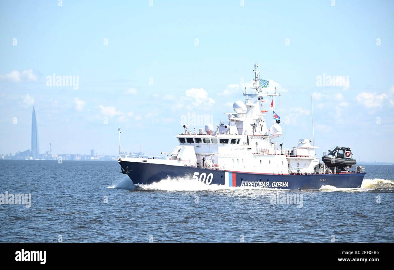 Saint-Pétersbourg, Russie. 30 juillet 2023. Le patrouilleur rapide de classe Sokzhoy des gardes-frontières russes du FSB navigue lors du défilé de la Journée de la marine russe dans le golfe de Finlande, le 30 juillet 2023 à St. Petersburg, Russie. Crédit : Alexander Kazakov/Kremlin Pool/Alamy Live News Banque D'Images