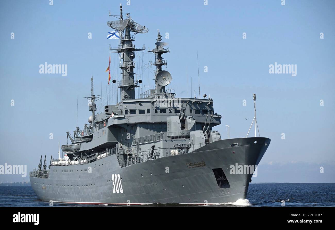 Saint-Pétersbourg, Russie. 30 juillet 2023. Le navire-école Smolnyy de la marine russe navigue lors du défilé de la Journée de la marine russe dans le golfe de Finlande, le 30 juillet 2023 à St. Petersburg, Russie. Crédit : Alexander Kazakov/Kremlin Pool/Alamy Live News Banque D'Images