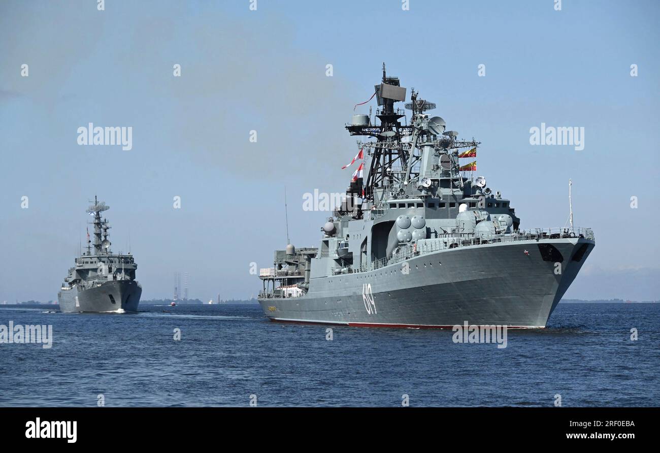 Saint-Pétersbourg, Russie. 30 juillet 2023. Le destroyer Severomorsk de la marine russe de classe Udaloy navigue lors du défilé de la Journée de la marine russe dans le golfe de Finlande, le 30 juillet 2023 à St. Petersburg, Russie. Crédit : Alexander Kazakov/Kremlin Pool/Alamy Live News Banque D'Images