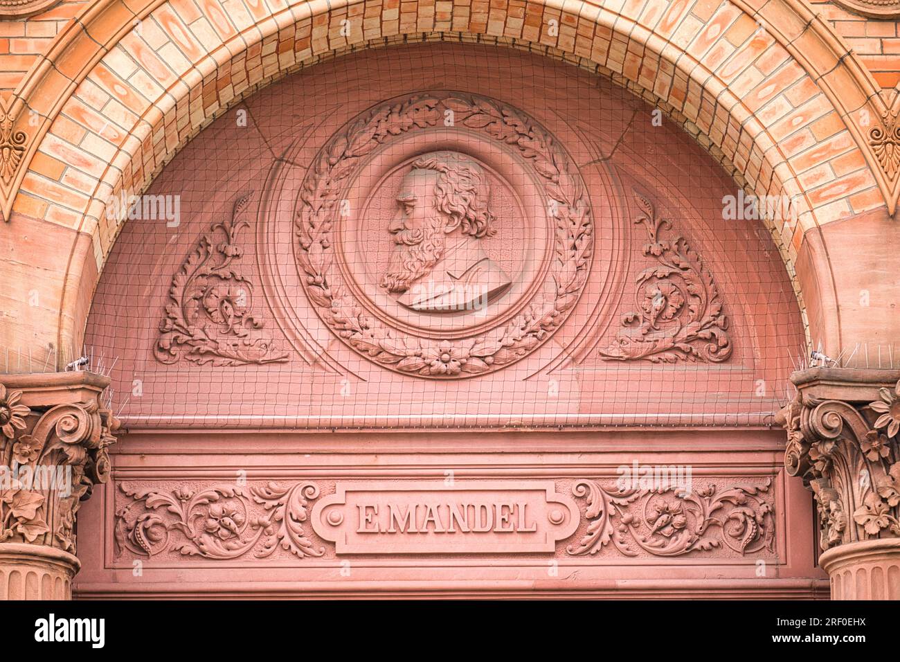 Sculpture d'Eduard Mandel un graveur allemand du 19e siècle sur la façade en briques rouges du musée d'art Kunsthalle de Hambourg, Hambourg, Allemagne Banque D'Images