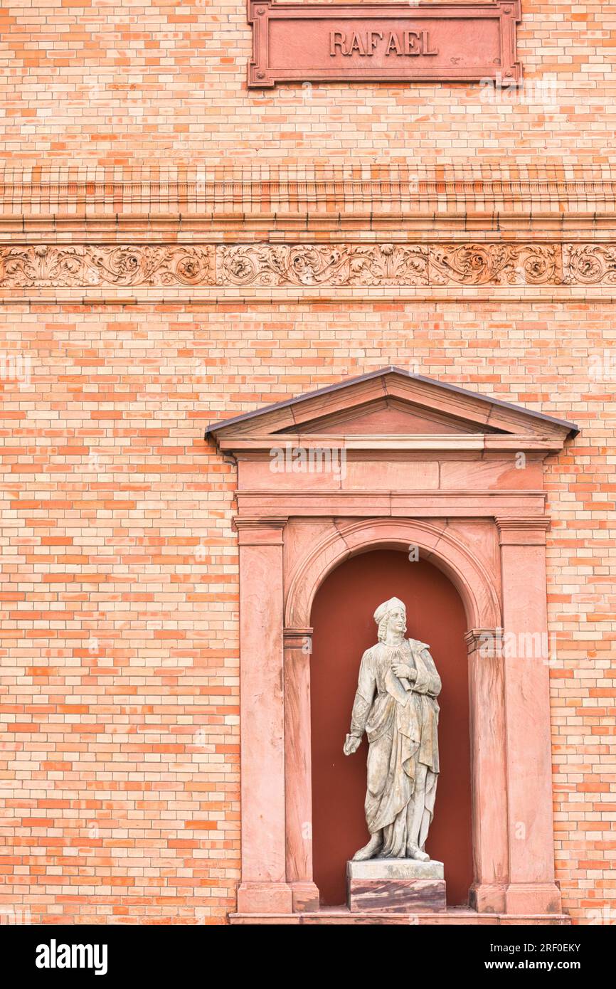 Sculpture de Rafael, Raphaël, peintre italien de la haute Renaissance et architecte sur façade de brique rouge Hamburger Kunsthalle musée d'art, Hambourg, Allemagne Banque D'Images