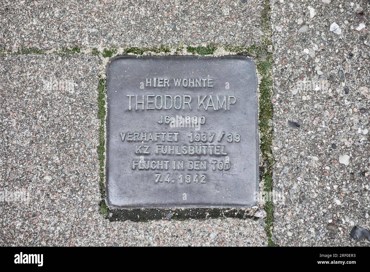 Hambourg, Allemagne. Plaque en laiton (Stolperstein) à un homme juif arrêté et placé dans le camp de concentration de KZ Fuhlsbuttel, tué alors qu'il fuyait 1943 Banque D'Images