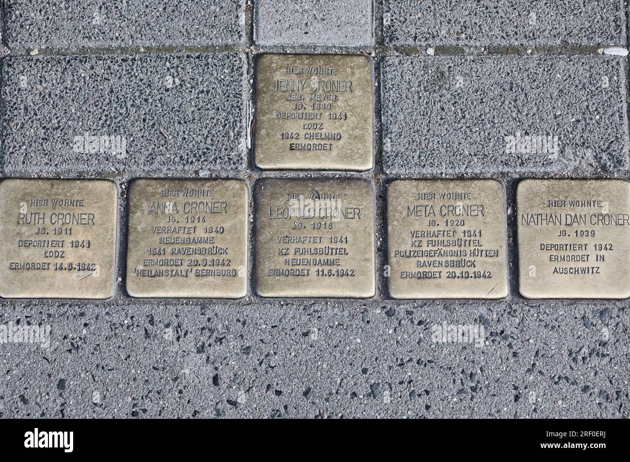 Hambourg, Allemagne. Plaques de laiton (Stolperstein) à la famille juive déportée et assassinée à Auschwitz, Chelmno, Ravensbruck, camp de concentration du ghetto de Lodz Banque D'Images