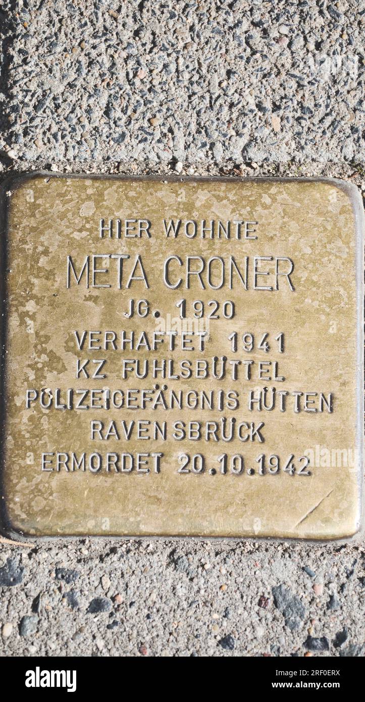 Hambourg, Allemagne. Plaque de laiton (Stolperstein) à une femme juive arrêtée en 1941, assassinée en 1942 au camp de concentration de Ravensbruck dans le nord de l'Allemagne Banque D'Images