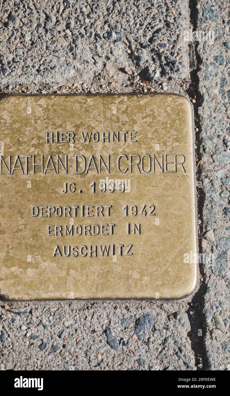 Hambourg, Allemagne. Plaque de laiton (stolperstein) à l'homme juif déporté de Hambourg à Auschwitz en 1942 et assassiné par les nazis Banque D'Images