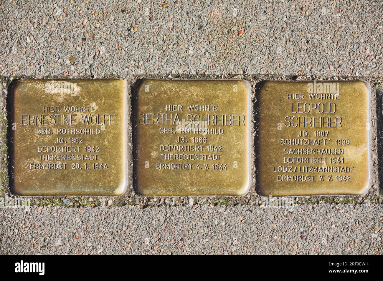 Hambourg, Allemagne. Plaques de laiton (Stolperstein) à la famille juive déportée dans le ghetto de Theresienstadt et le ghetto de Litzmannstadt et assassinée par les nazis Banque D'Images