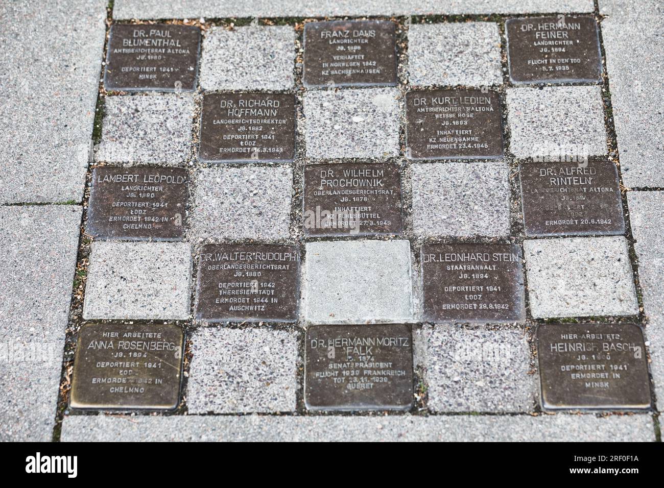 Hambourg, Allemagne. Plaques de laiton (Stolperstein) à des médecins juifs déportés par les nazis et assassinés dans divers camps de concentration pendant la Seconde Guerre mondiale Banque D'Images