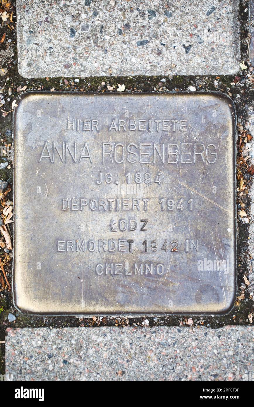 Hambourg, Allemagne. Plaque de laiton (Stolperstein) à un ouvrier juif déporté en 1941, assassiné en 1942 dans le camp de concentration de Chelmno, près de Lodz, en Pologne Banque D'Images