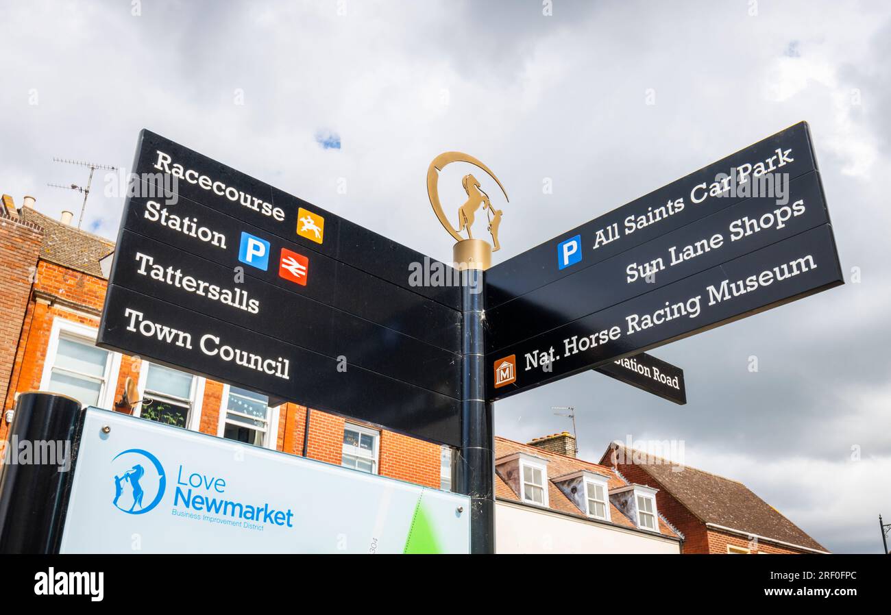 Panneau de rue pointant vers des points d'intérêt locaux dans le centre-ville de Newmarket, une ville de marché dans le district de Suffolk Ouest dans le Suffolk, dans l'est de l'Angleterre Banque D'Images