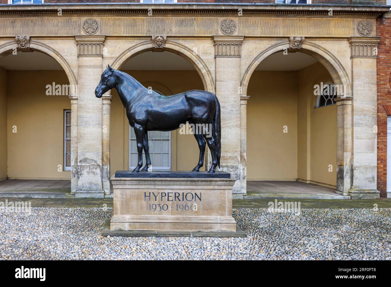 Statue du cheval de course Hyperion devant le Jockey Club Rooms, Newmarket, une ville de marché dans le district de West Suffolk dans le Suffolk, dans l'est de l'Angleterre Banque D'Images