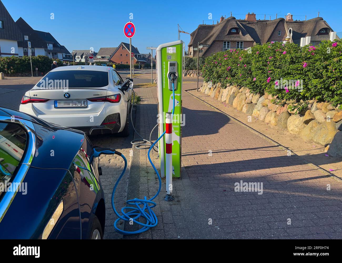Borne de recharge pour voitures électriques le 24 juin 2023 à Wenningstedt, Braderup près de Westerland, Sylt Island, Allemagne. © Peter Schatz / Alamy stock photos Banque D'Images