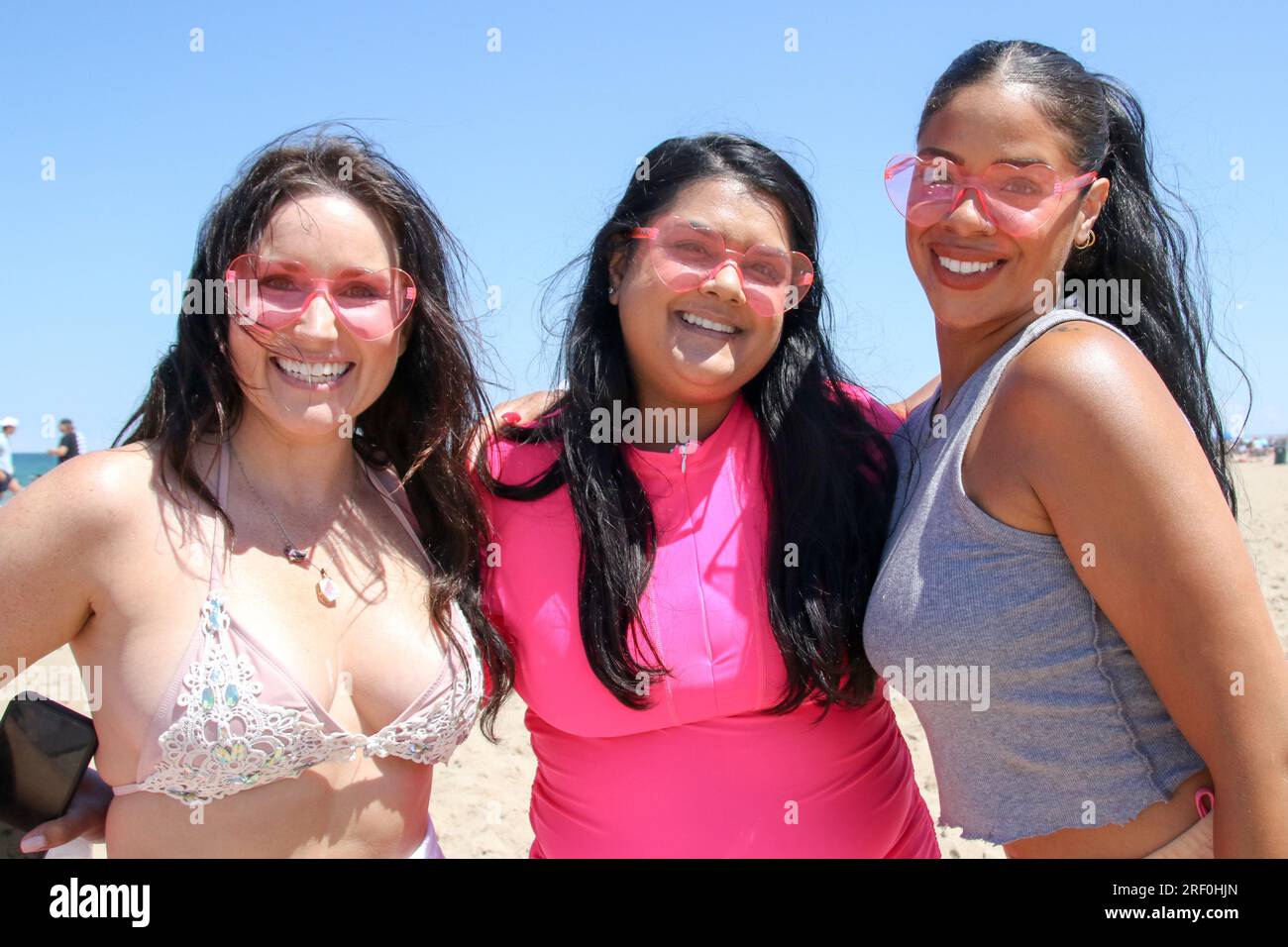 GALs That brunch se réunissent pour une Barbie Beach Party sur le thème rose à North Avenue Beach à Chicago, il le 30 juillet 2023. La sortie et la première du film Barbie ont inspiré de nombreux événements Barbie à travers le pays (photo par : Alexandra Buxbaum/Sipa USA) crédit : SIPA USA/Alamy Live News Banque D'Images
