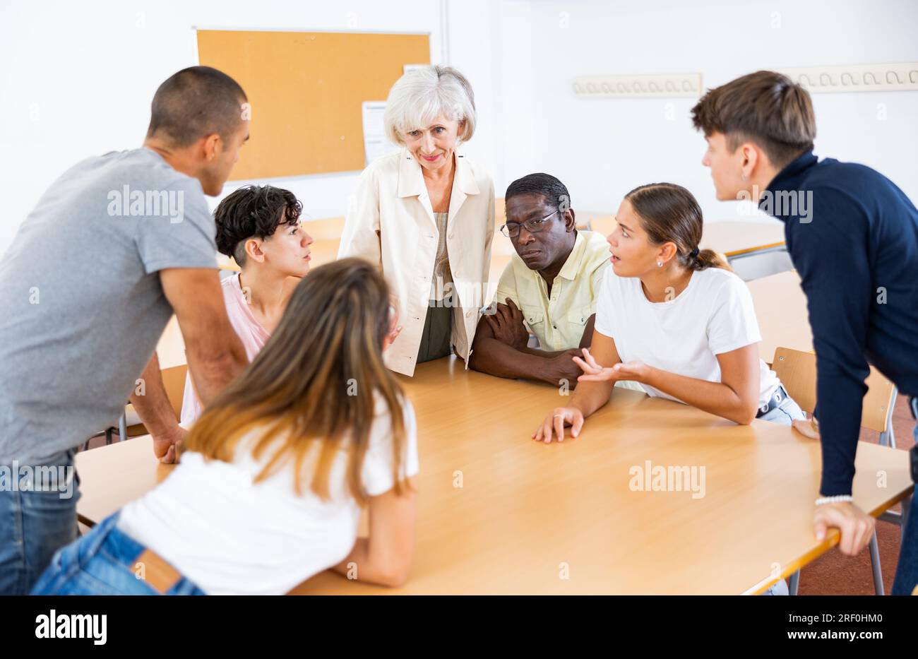 Groupe de personnes participant à un cours de langue Banque D'Images