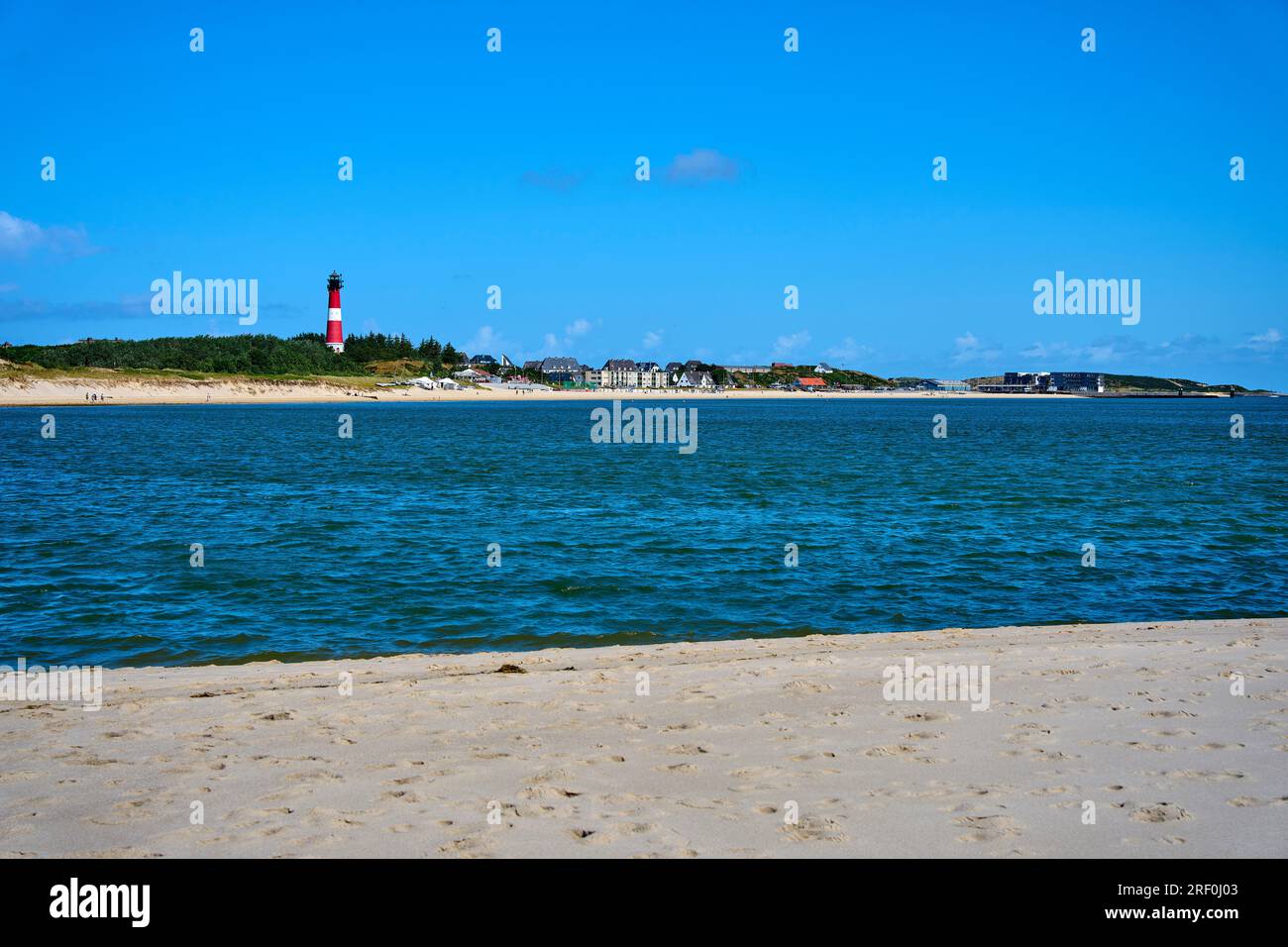 Touristes sur la plage avec le phare le 27 juin 2023 à Hörnum, île de Sylt, Allemagne. © Peter Schatz / Alamy stock photos Banque D'Images