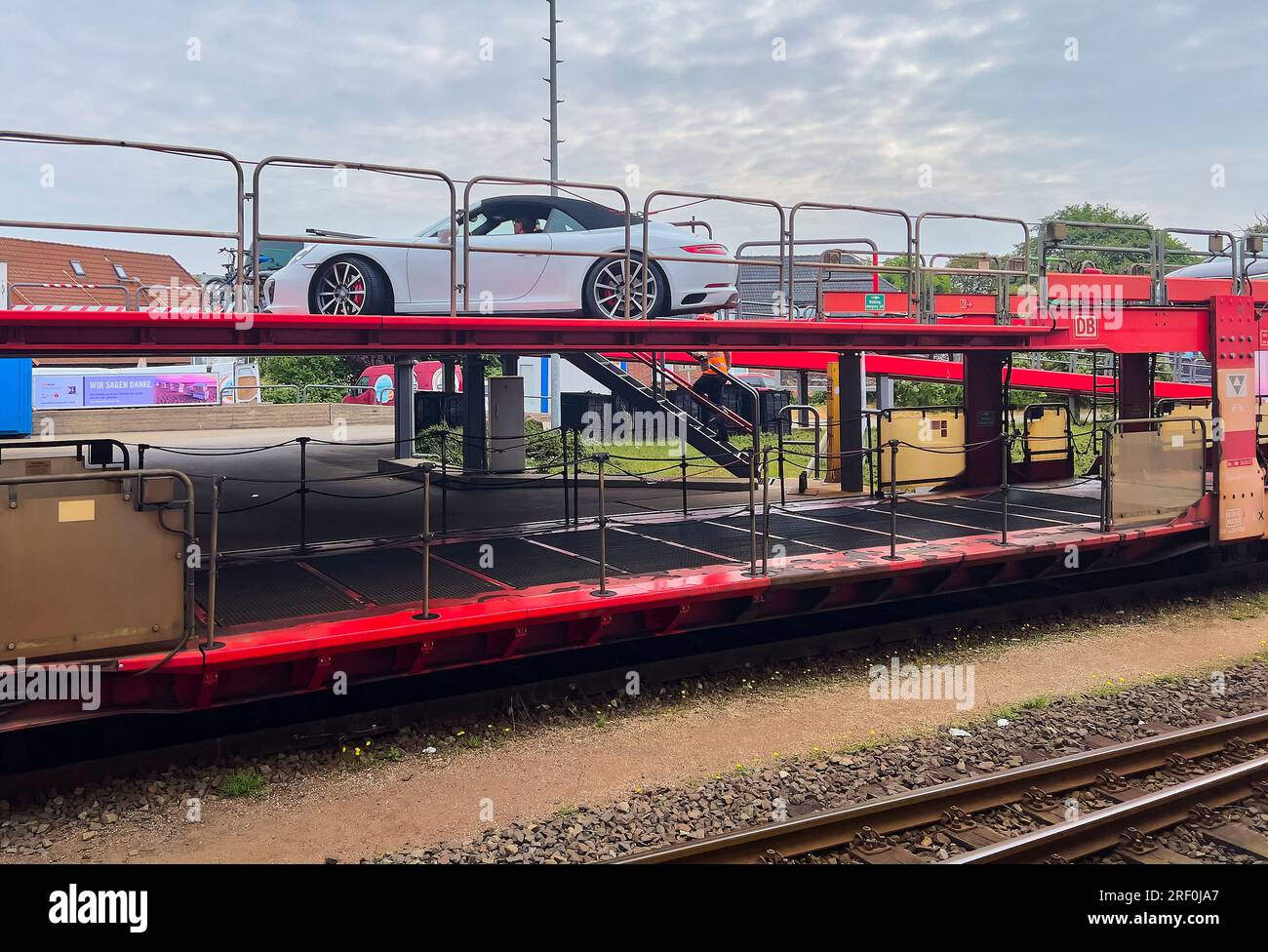 Transport en train de voitures à l'arrivée à la gare le 29 juin 2023 à Westerland, île de Sylt, Allemagne. © Peter Schatz / Alamy stock photos Banque D'Images