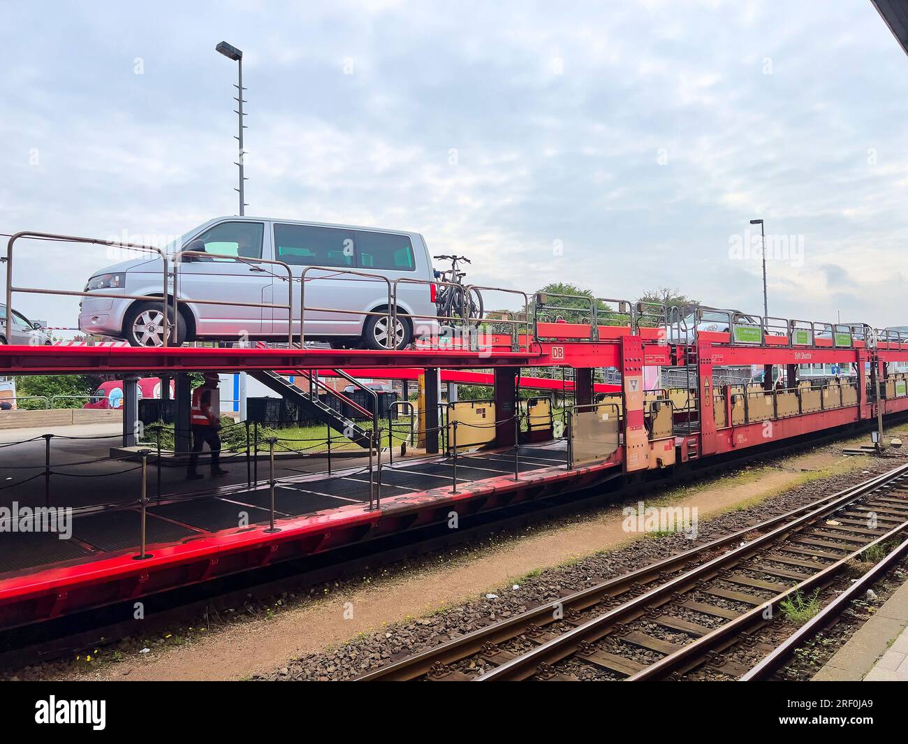 Transport en train de voitures à l'arrivée à la gare le 29 juin 2023 à Westerland, île de Sylt, Allemagne. © Peter Schatz / Alamy stock photos Banque D'Images